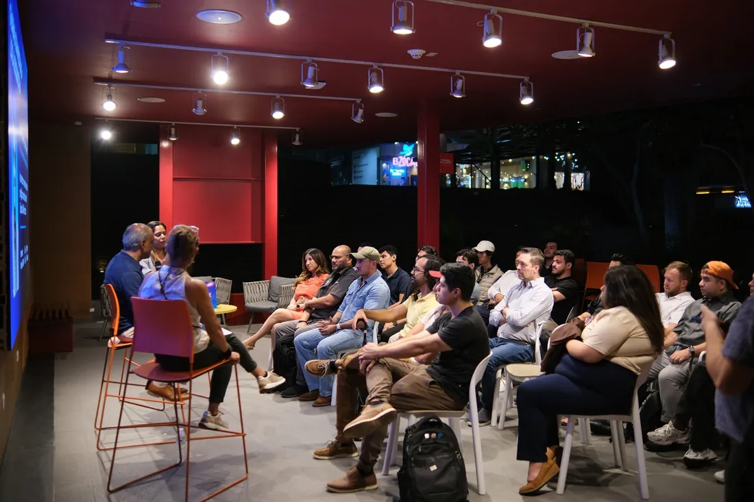 Panel con público en una sesión de Portal-X