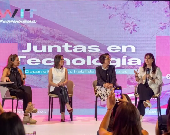 Juntas en Tecnología panel on stage