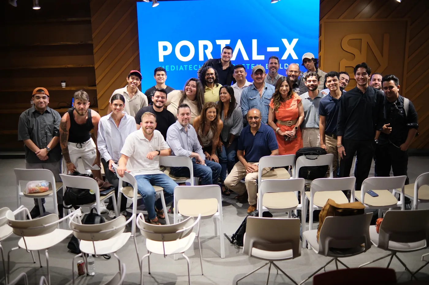 Audiencia de PORTAL Sessions frente a la pantalla de Portal-X